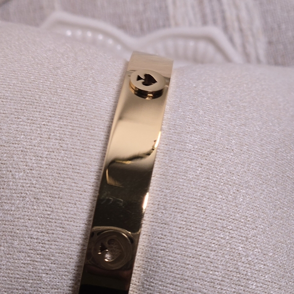Kate Spade Goldtone Spot the Spade Hinged Bangle Bracelet NWT Retail $79 - Picture 3 of 3
